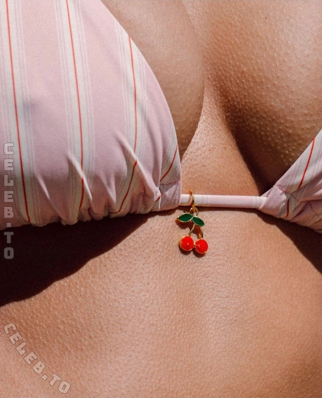 Nicola Cavanis nude photo 5