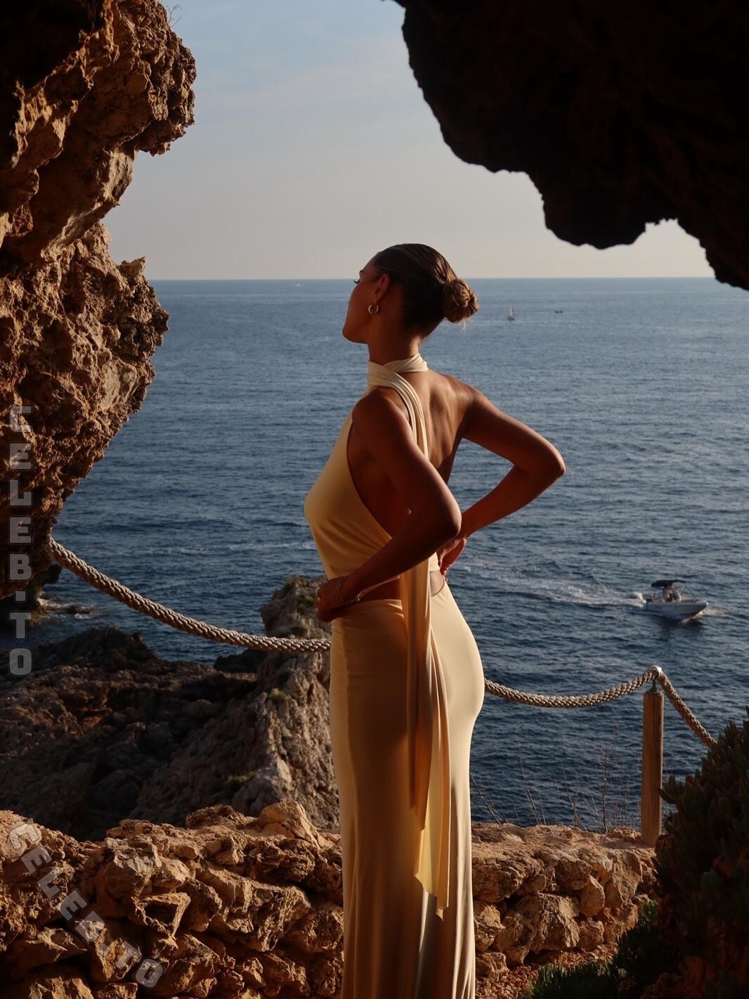 Nicola Cavanis nude photo 1