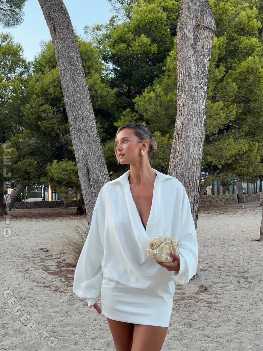 Nicola Cavanis nude photo 6
