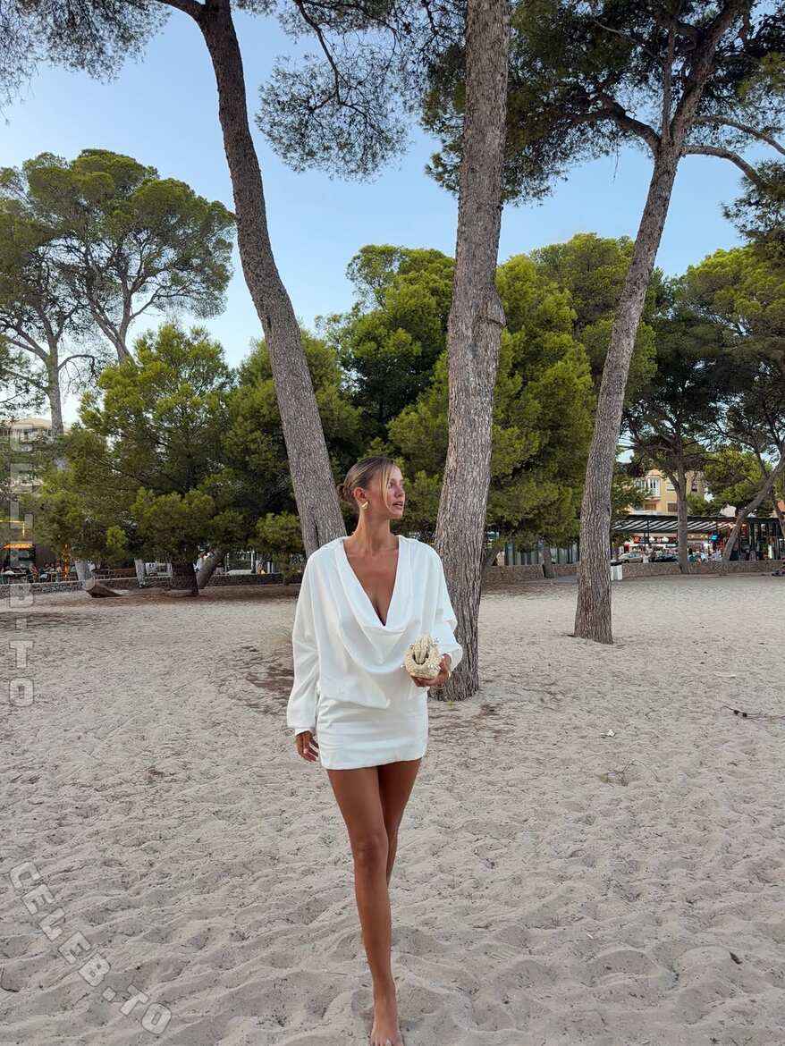 Nicola Cavanis nude photo 7