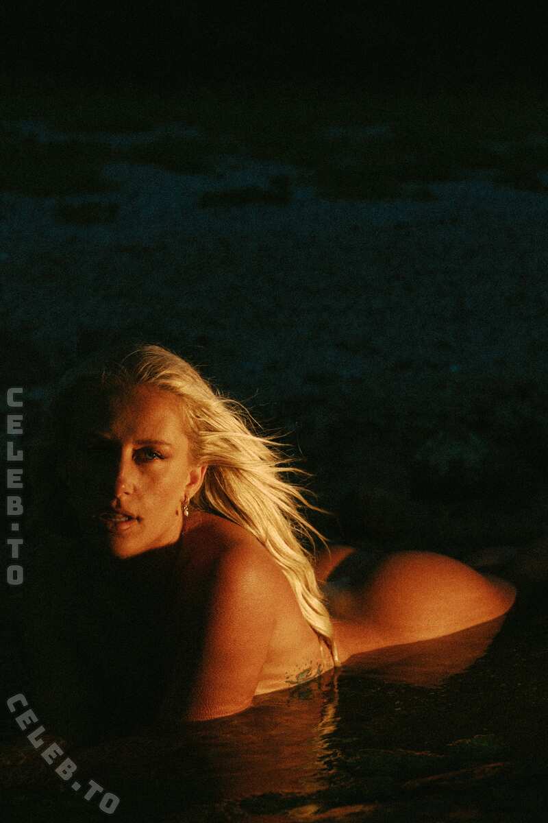 Nicole Grace nude photo 1