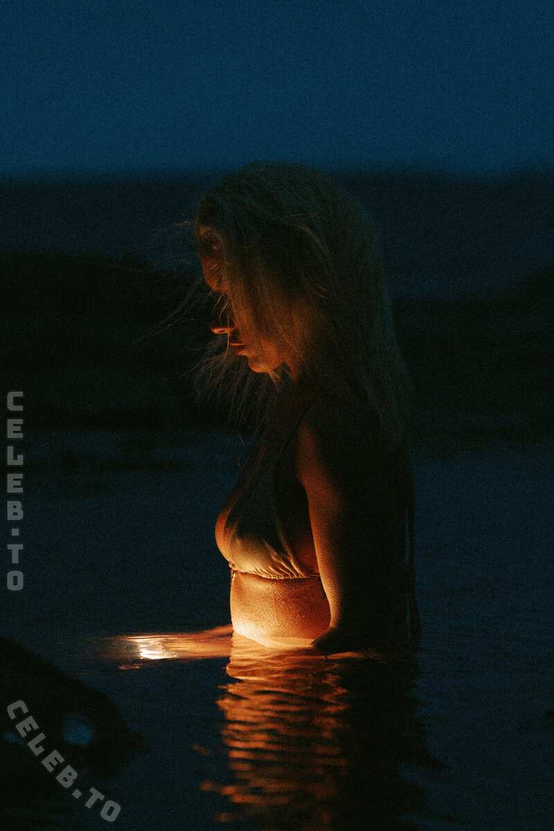 Nicole Grace nude photo 9