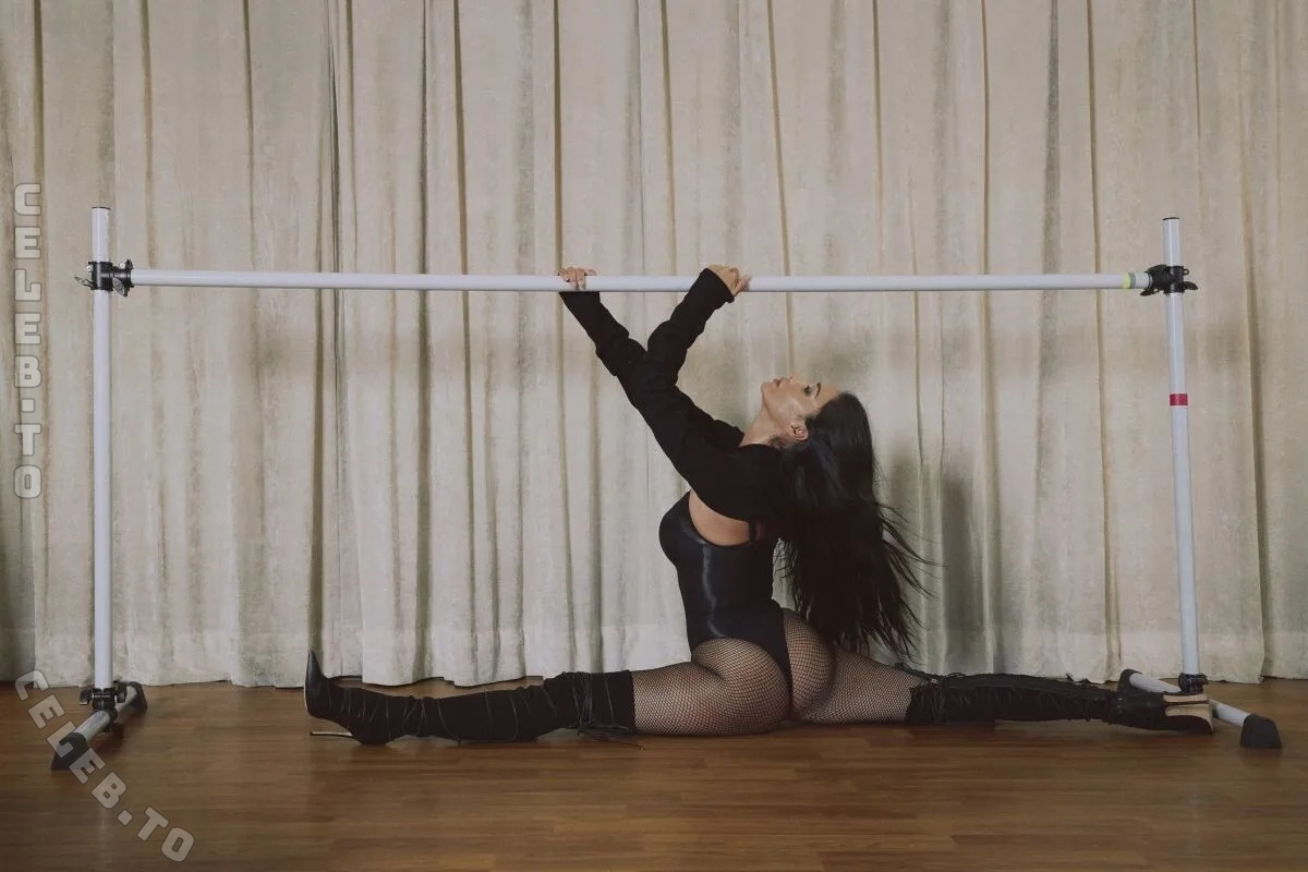 Nicole Scherzinger nude photo 2
