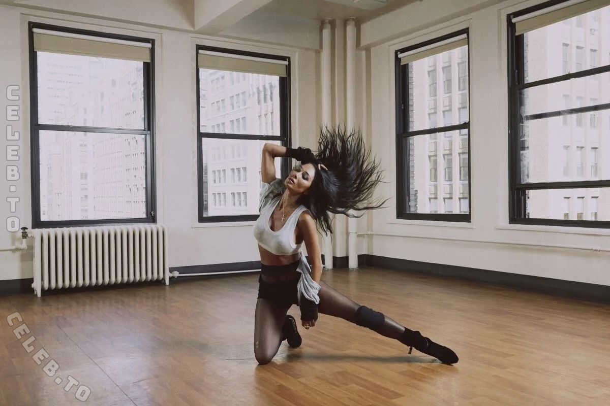 Nicole Scherzinger nude photo 3