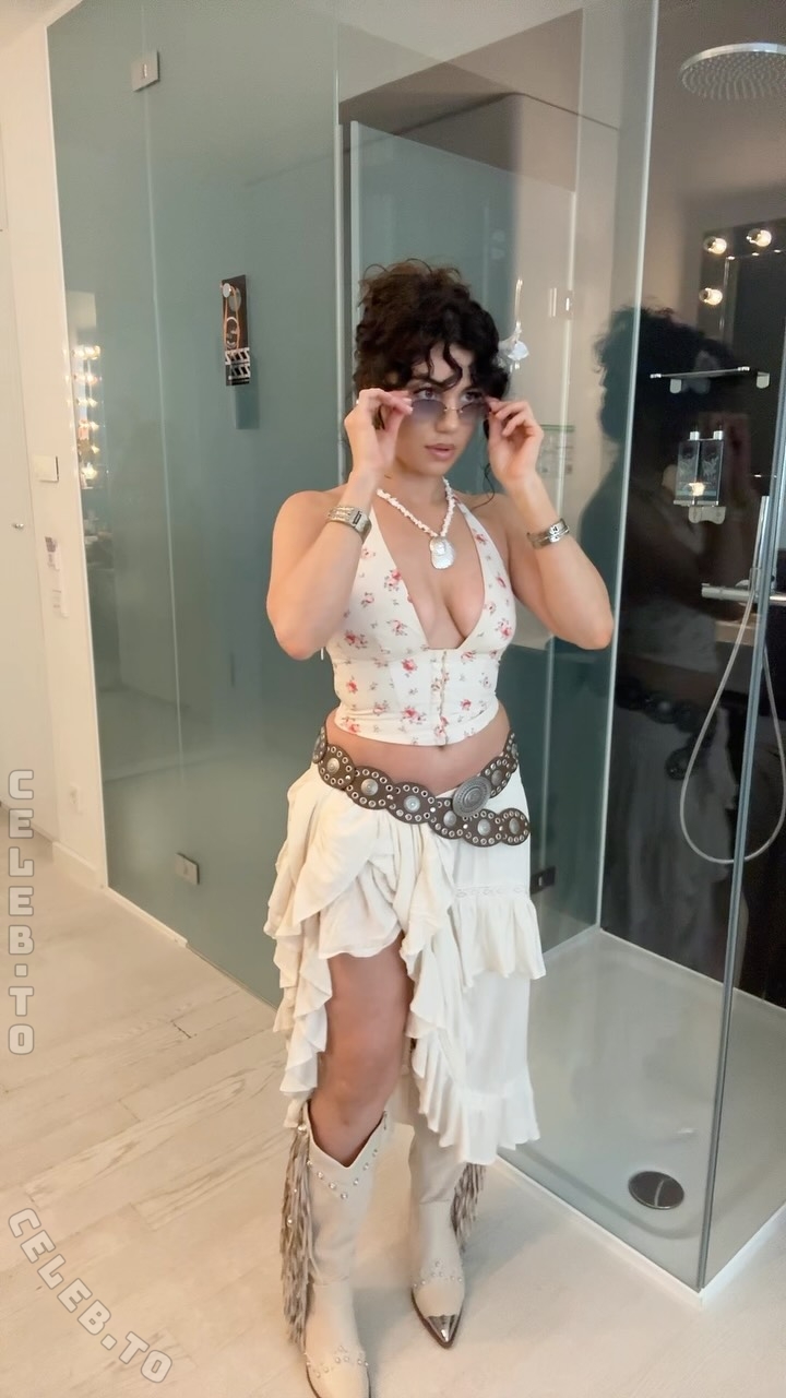Nihan Sen nude photo 6
