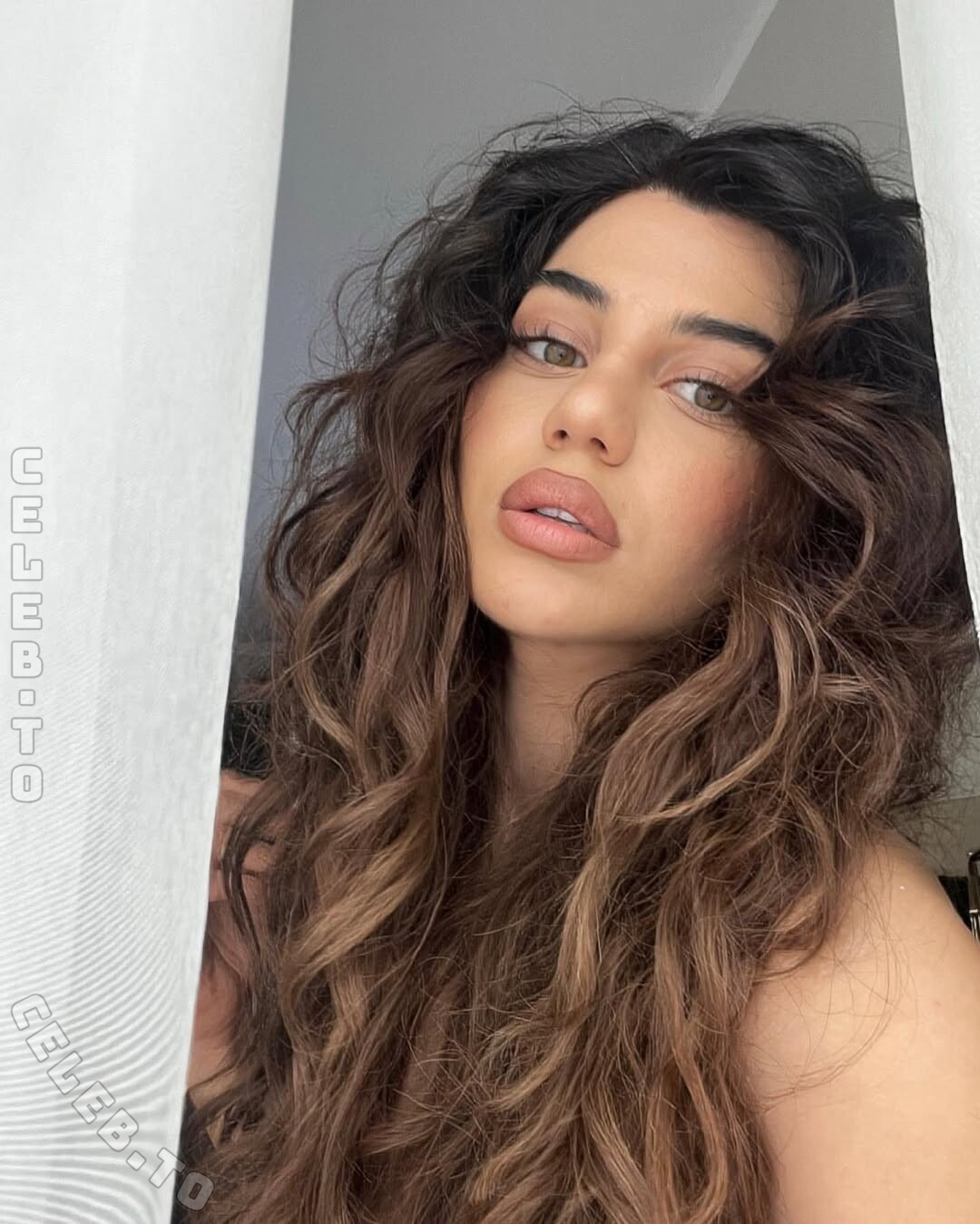 Nihan Sen nude photo 9