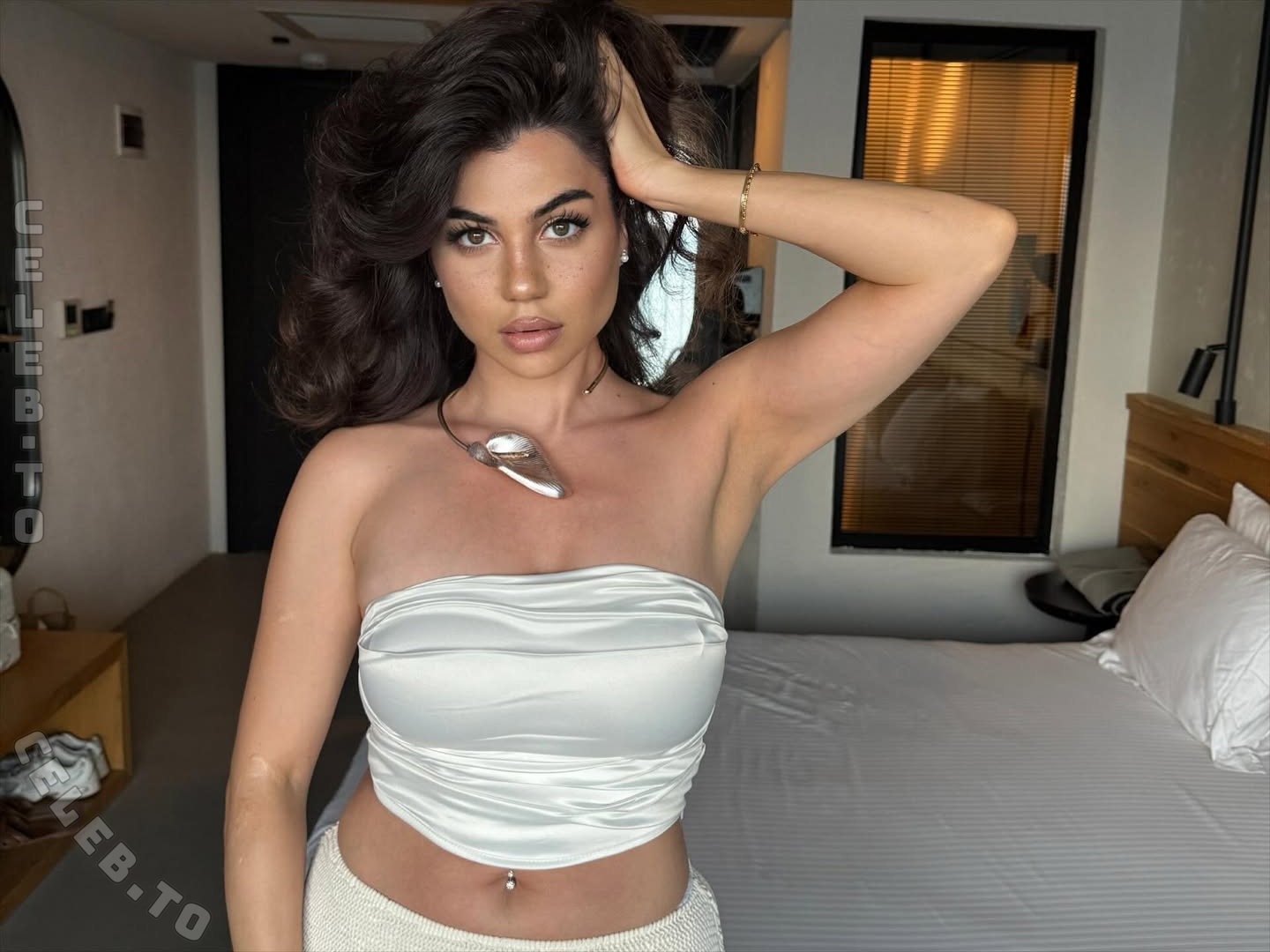 Nihan Sen nude photo 3