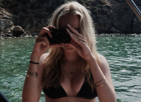 Nika Roeffen nude photo 10