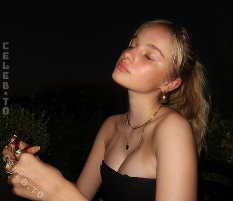 Nika Roeffen nude photo 9