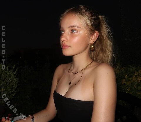 Nika Roeffen nude photo 8