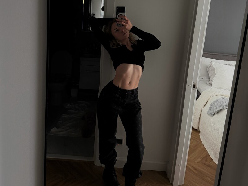 Nikly nude photo 11
