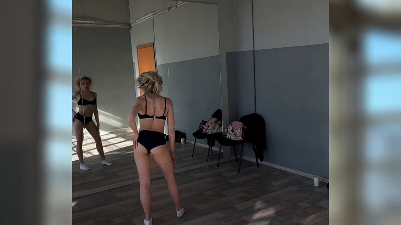 Nikly nude photo 4