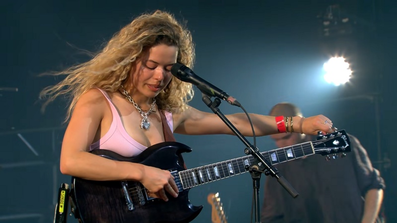 Nilufer Yanya nude photo 2