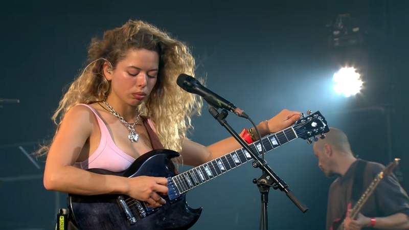 Nilufer Yanya nude photo 3