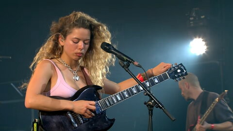 Nilufer Yanya nude photo 2