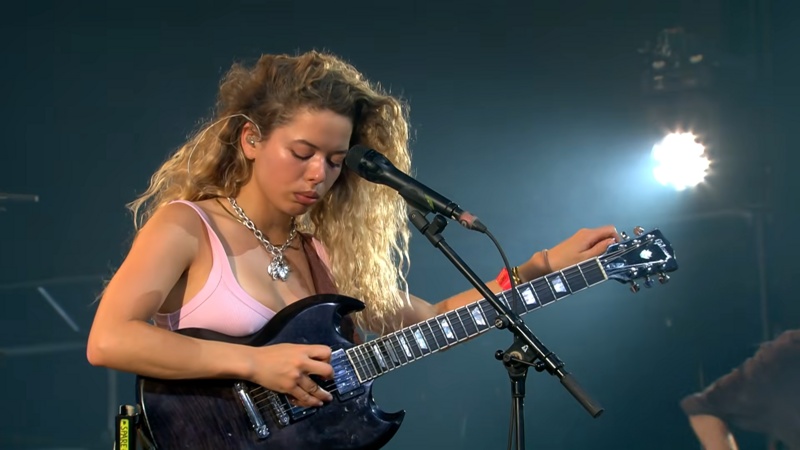 Nilufer Yanya nude photo 4
