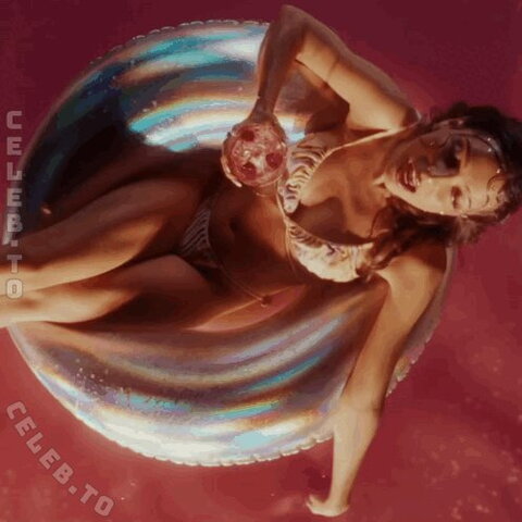 Nina Chuba – Gif from a music video