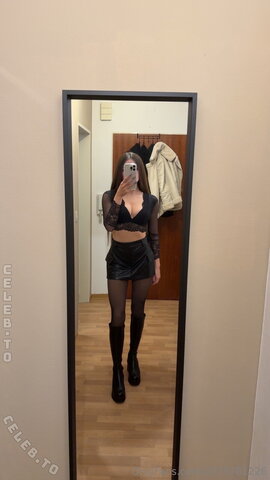 Nina Hoffmann – Just got home ❤️ how was your start to the week?