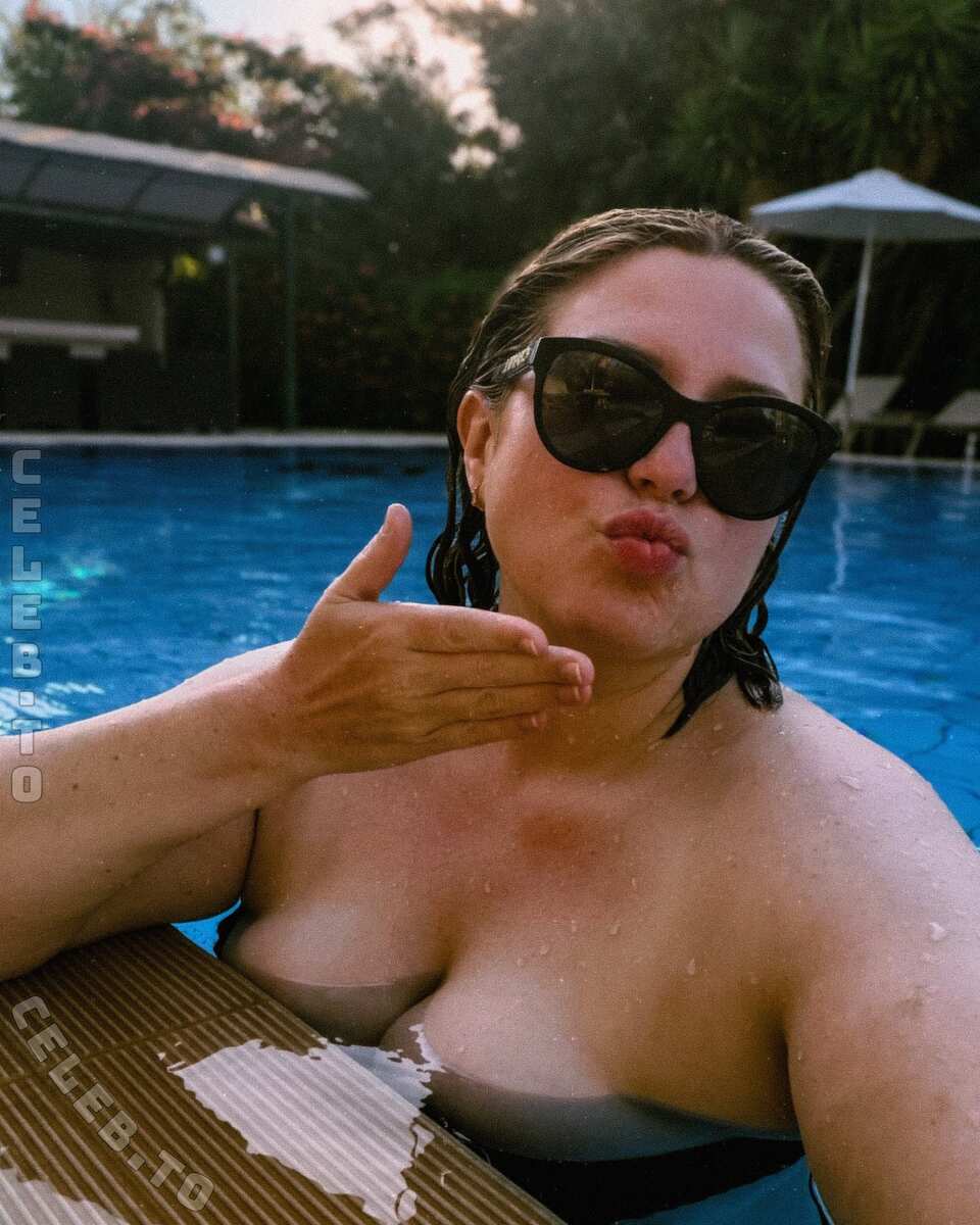 Ninashappyhours nude photo 3