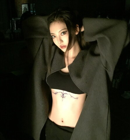 Ningning nude photo 9