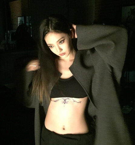Ningning nude photo 6