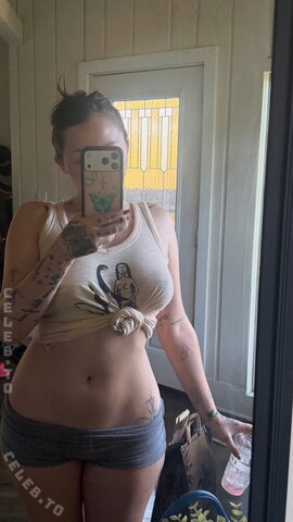 Noah Cyrus nude photo 1