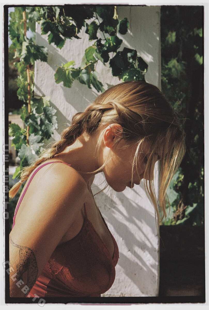 Noemie Neuens nude photo 4