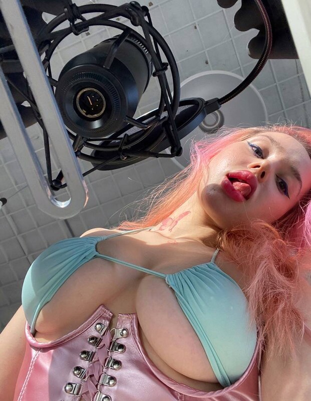 Notwifi nude photo 11