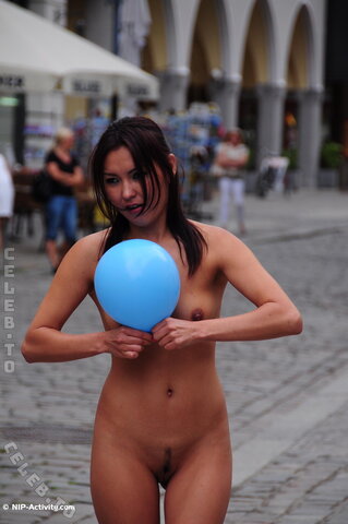 Nude in Public nude photo 636