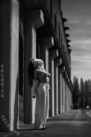 Nude in Public photo 3