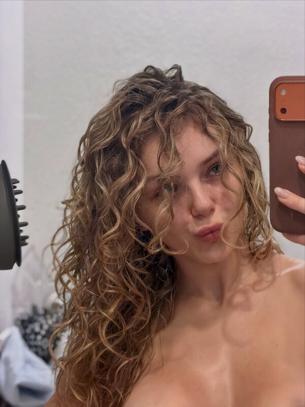 Oana Gregory nude photo 1