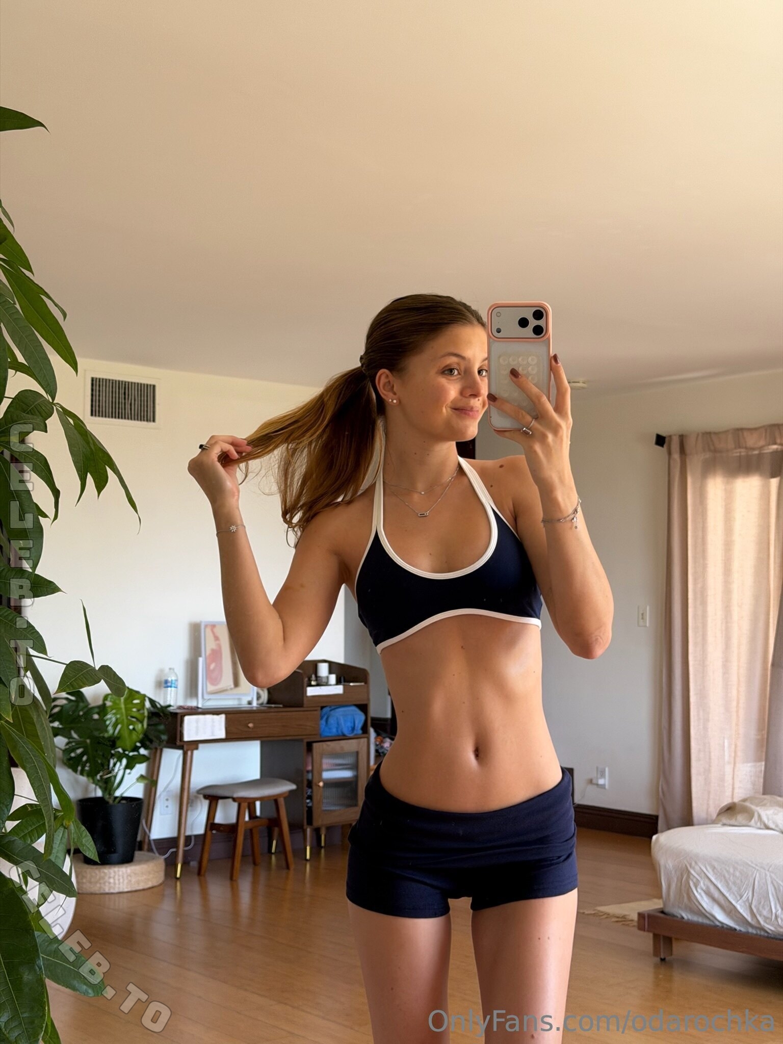 Odarochka / Darya Komarova nude photo 1