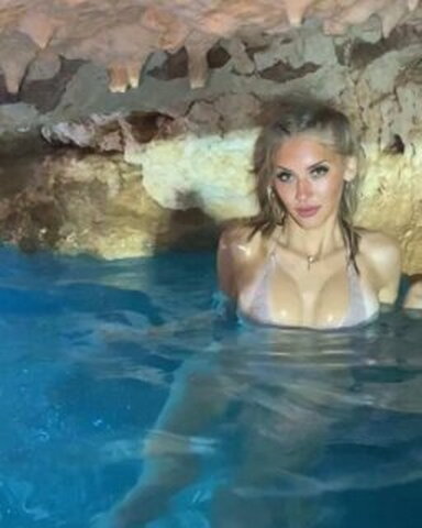 Olivia Kinsel nude photo 2