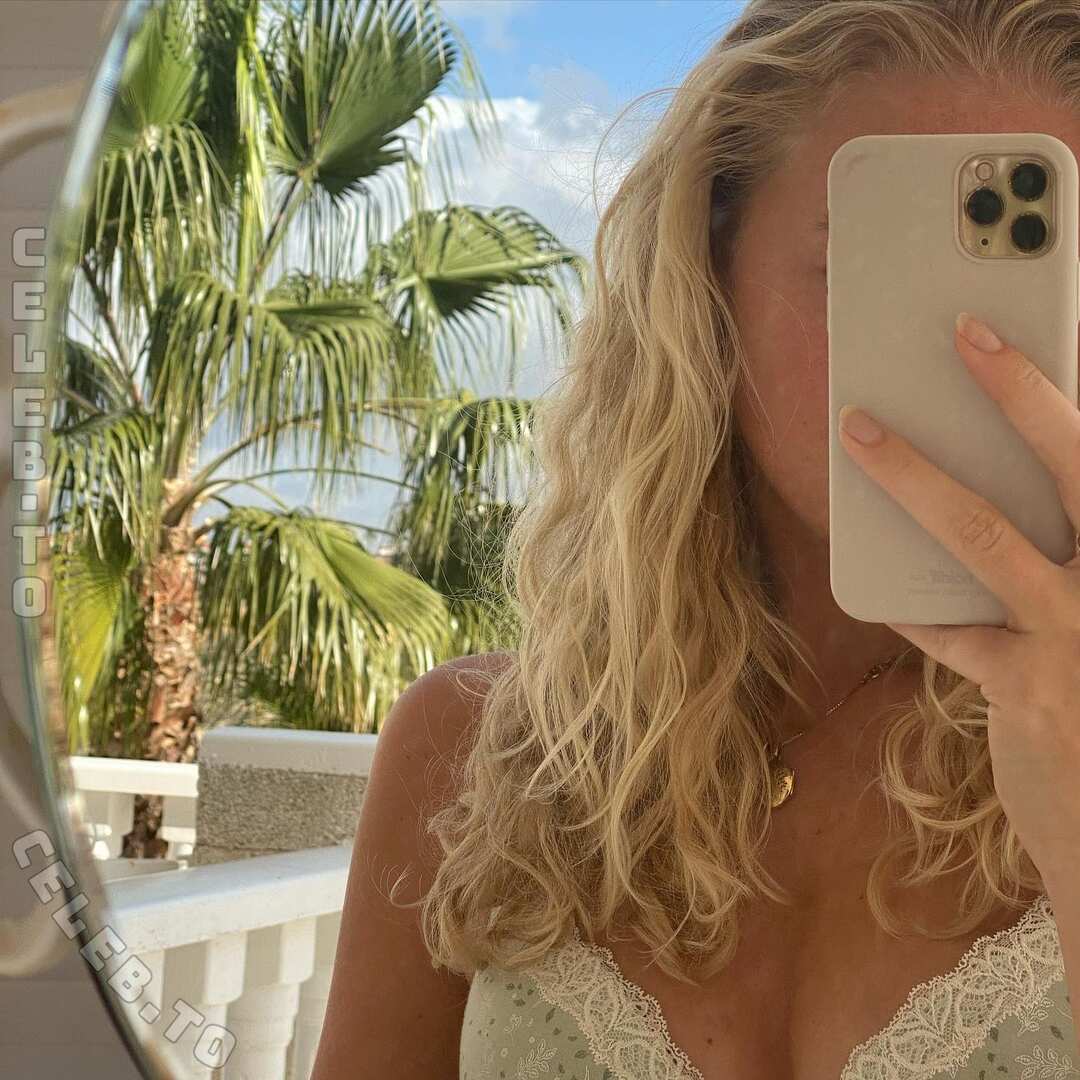 Olivia Krogh nude photo 12