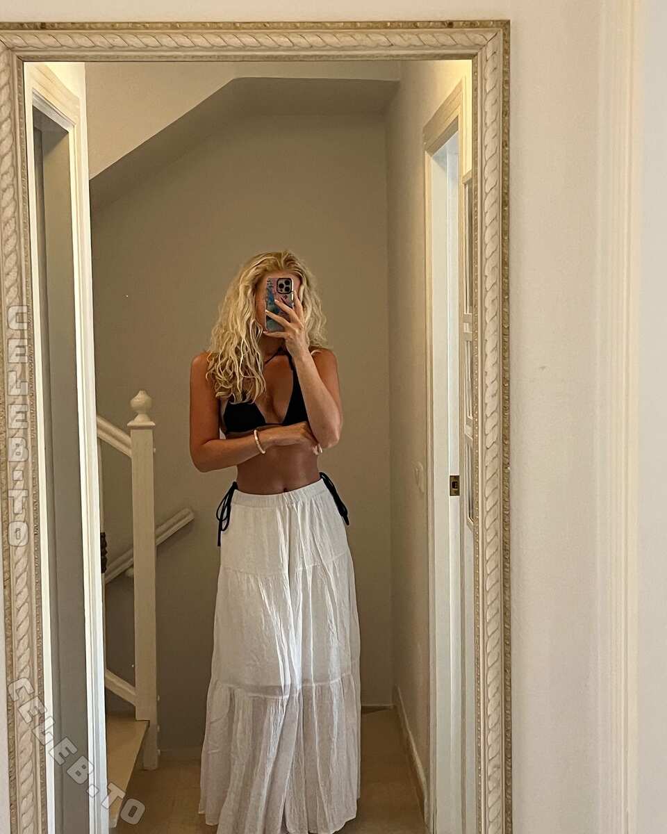 Olivia Krogh nude photo 7
