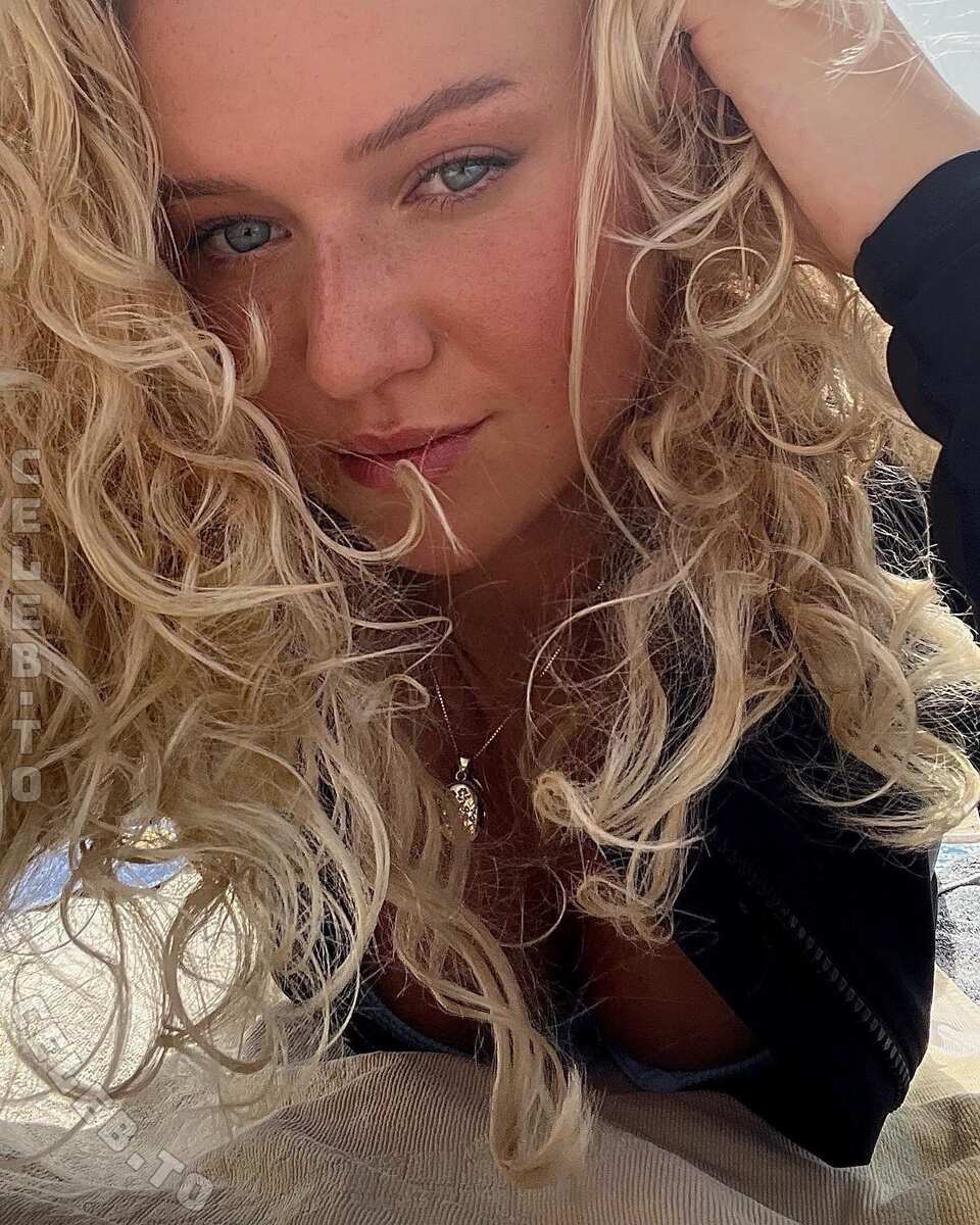 Olivia Krogh nude photo 16