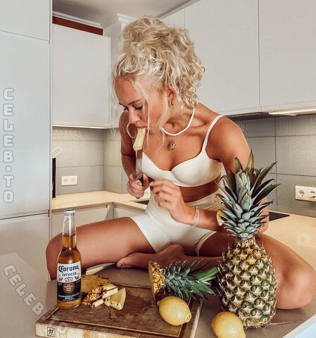 Olivia Krogh nude photo 18