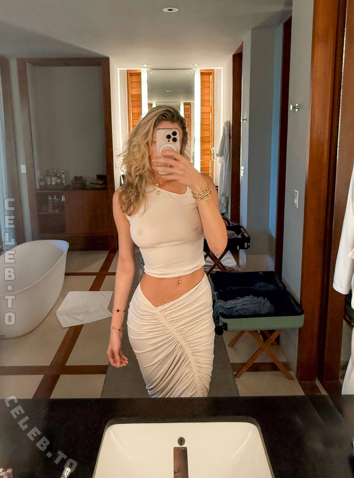 Olivia May nude photo 2