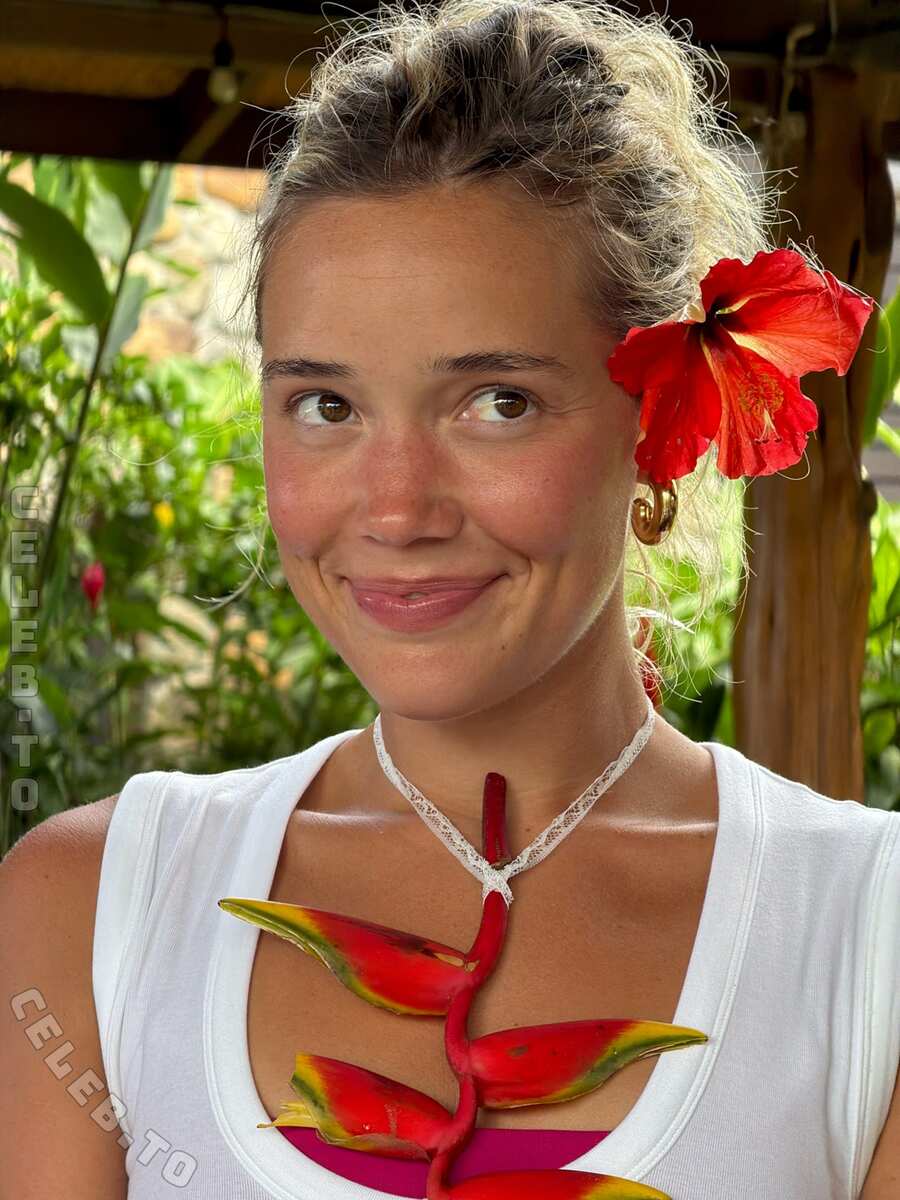 Olivia Ponton nude photo 7