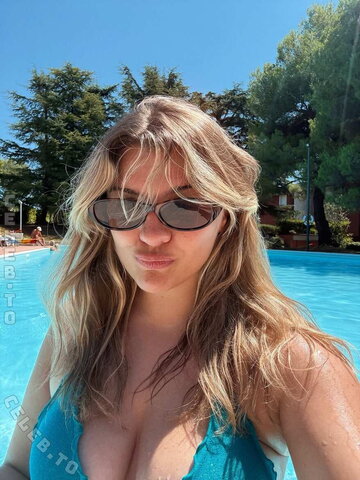 Ollimeee nude photo 2
