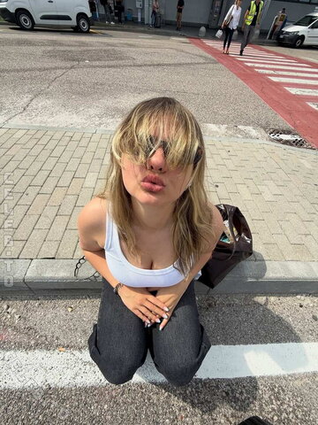 Ollimeee nude photo 1