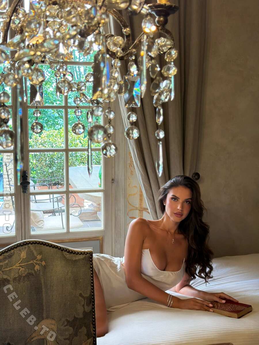 Oriola Marashi nude photo 3