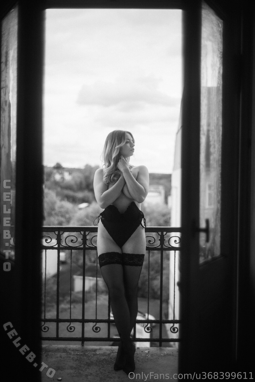 Ossi Desi nude photo 5