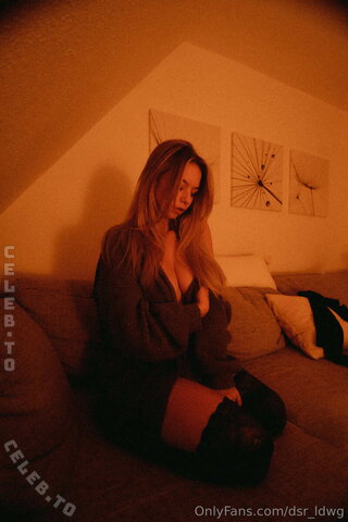 Ossi Desi – Follow me from the hallway to the couch - it's much more relaxing? 😜 RED LIGHT ❤️ A smile for you ✨