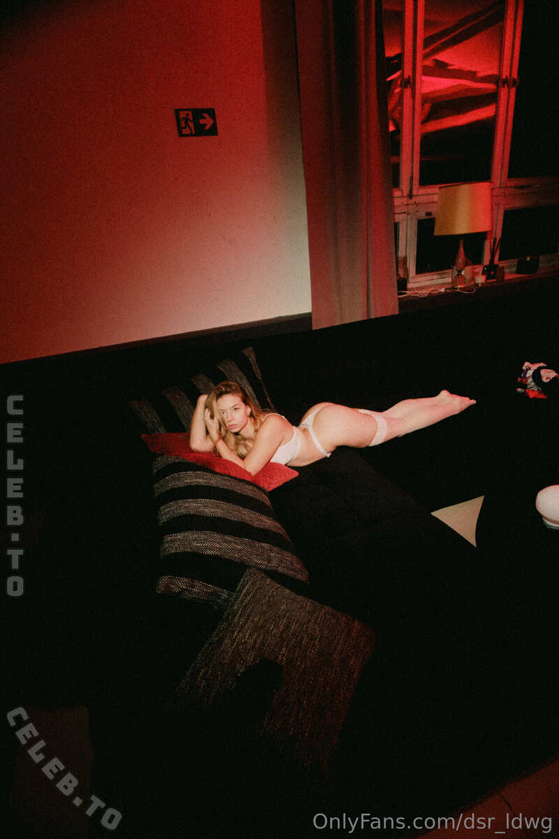 Ossi Desi nude photo 4