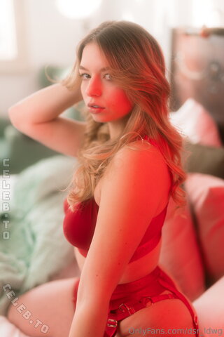 Ossi Desi nude photo 34