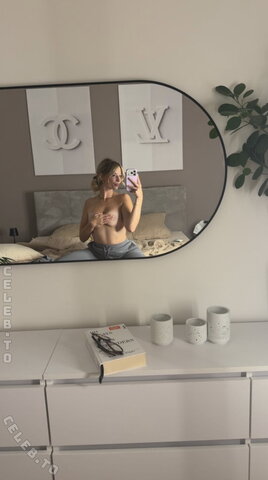 Ossi Desi nude photo 8