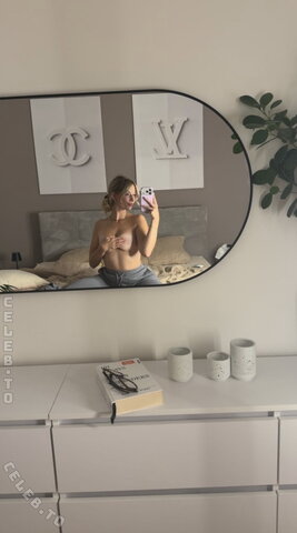 Ossi Desi nude photo 7
