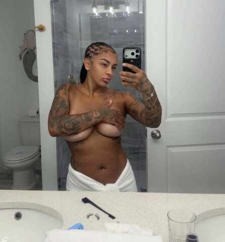 Paigey Cakey Hot (1 photo)
