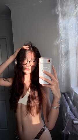 Paisley nude photo 2